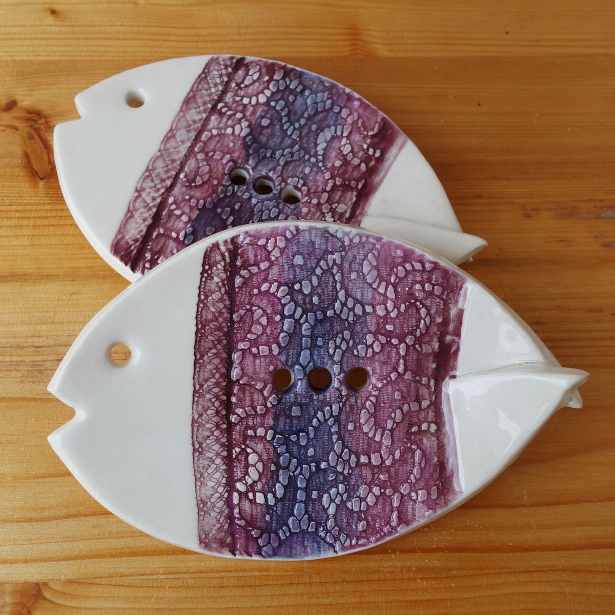 keramická mýdlenka ve tvaru rybičky fialová