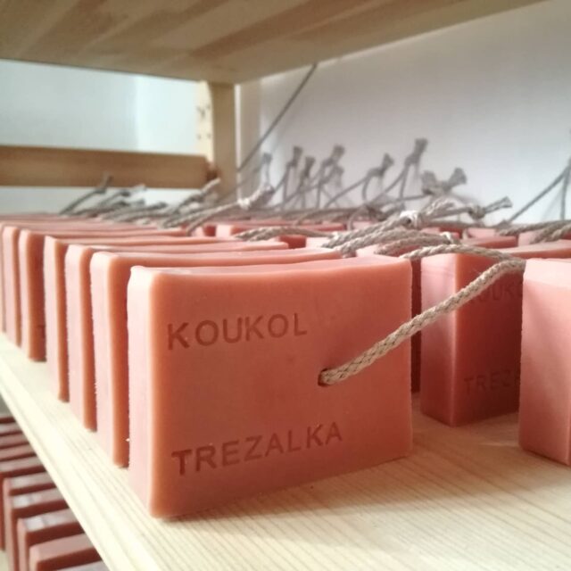 zrající kousky přírodních mýdel Koukol s třezalkou