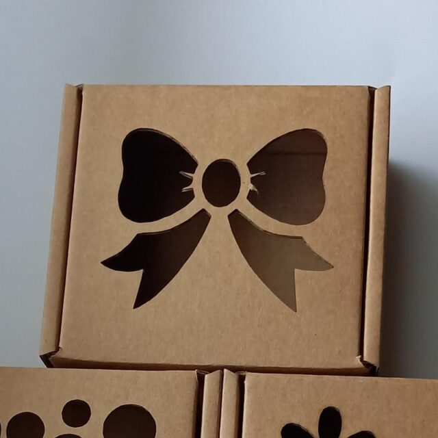 dárková krabička s okénkem 10x10x4cm