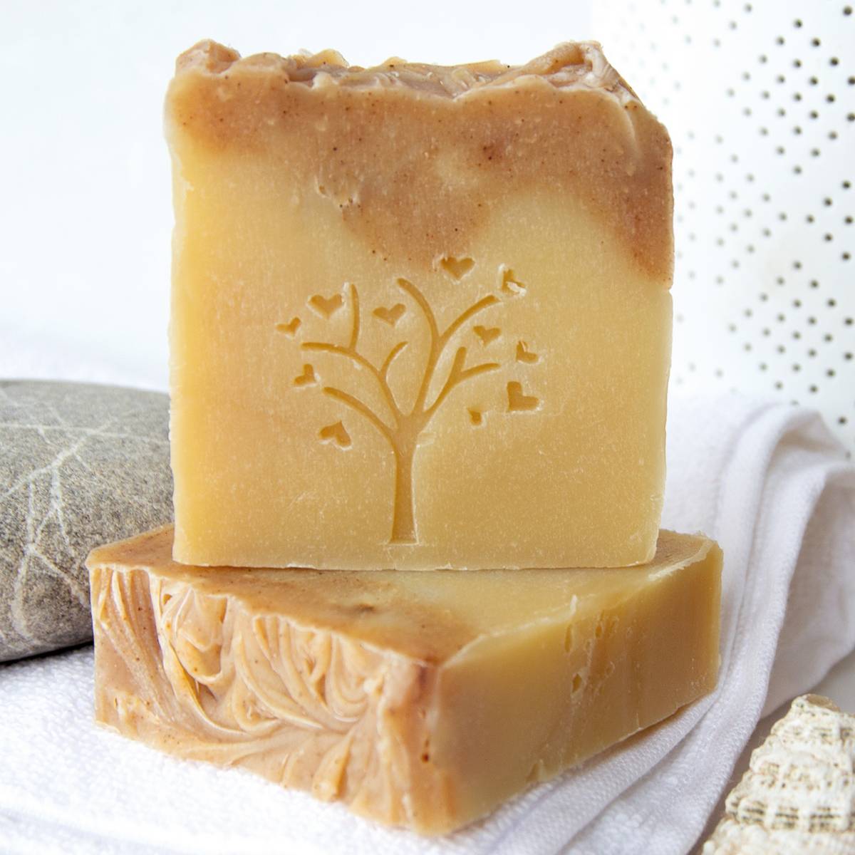 přírodní vanilkové mýdlo ruční výroby s mandlovým a meruňkovým olejem