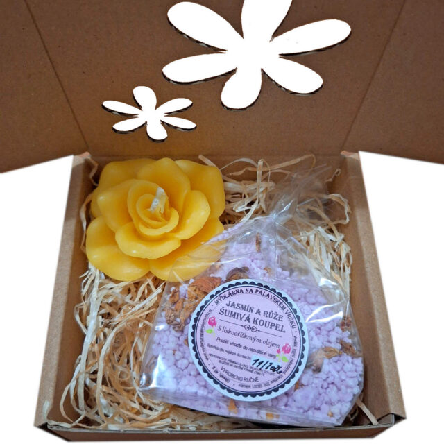 Vánoční balíček s voňavou šumivkou a svíčkou